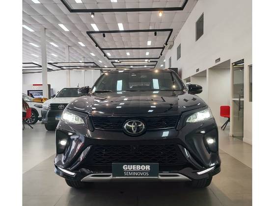 TOYOTA HILUX SW4 2.8 D-4D TURBO DIESEL DIAMOND 7L 4X4 AUTOMÁTICO